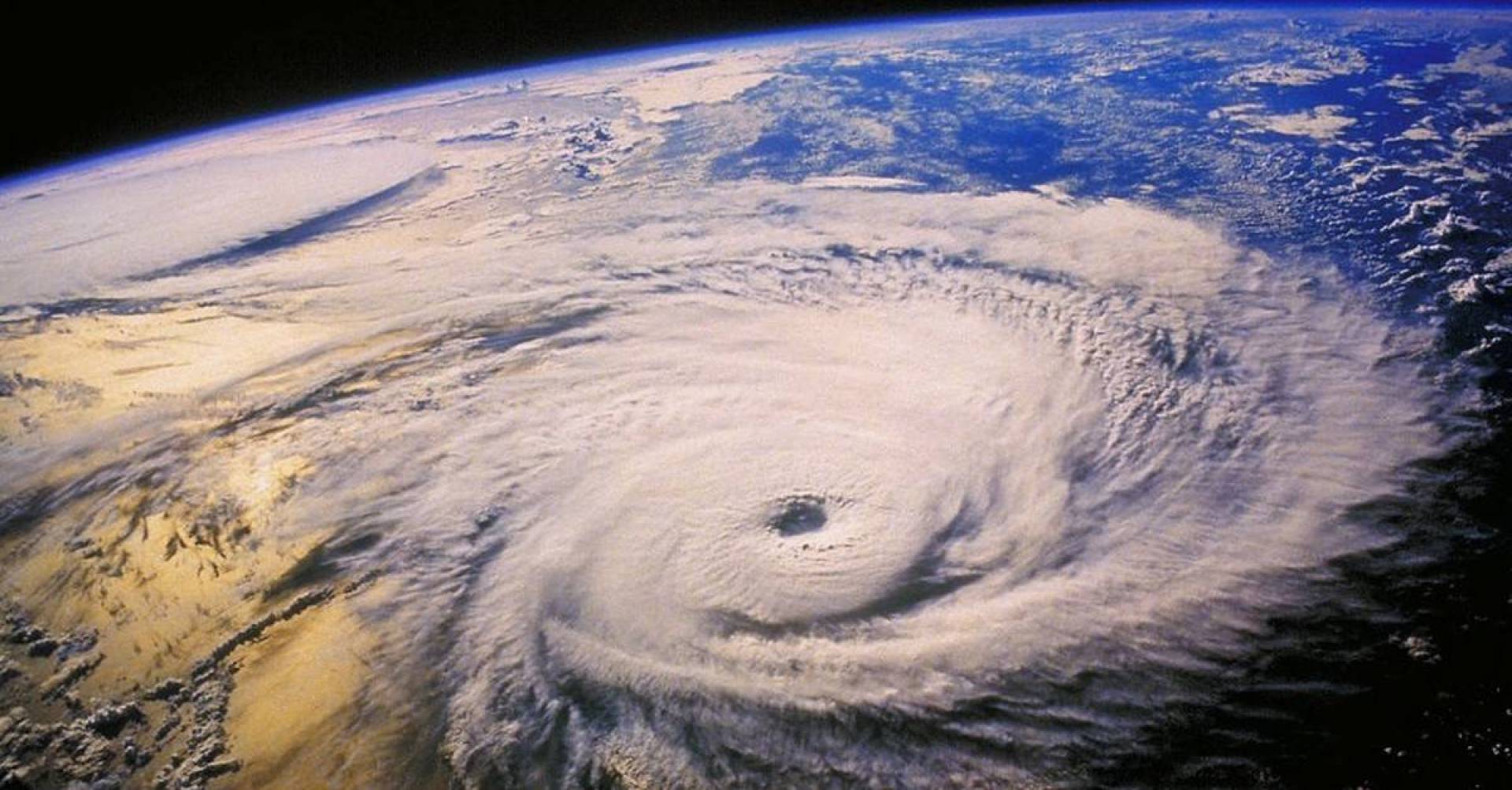 Циклоны тихого океана. Ураган Катрина из космоса. Озоновые дыры. Озоновая дыра в Антарктиде. Озоновые дыры с космоса.