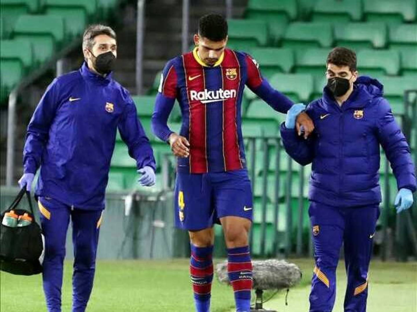 تشخيص إصابة مدافع برشلونة أراخو بالتواء في الكاحل الأيسر