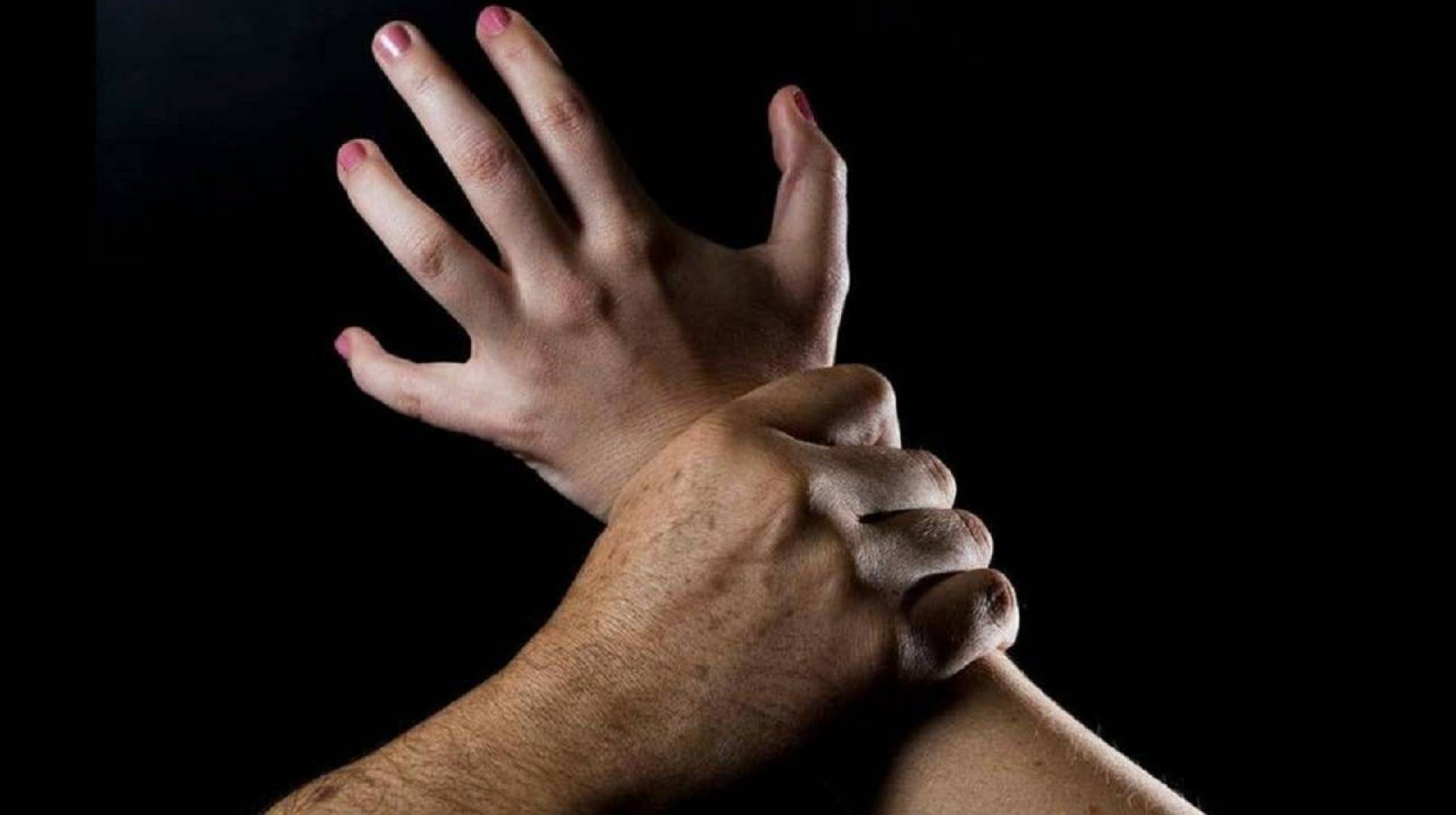 تفاصيل قصة وسم ساعدوا سارة من أبوها المتحرش