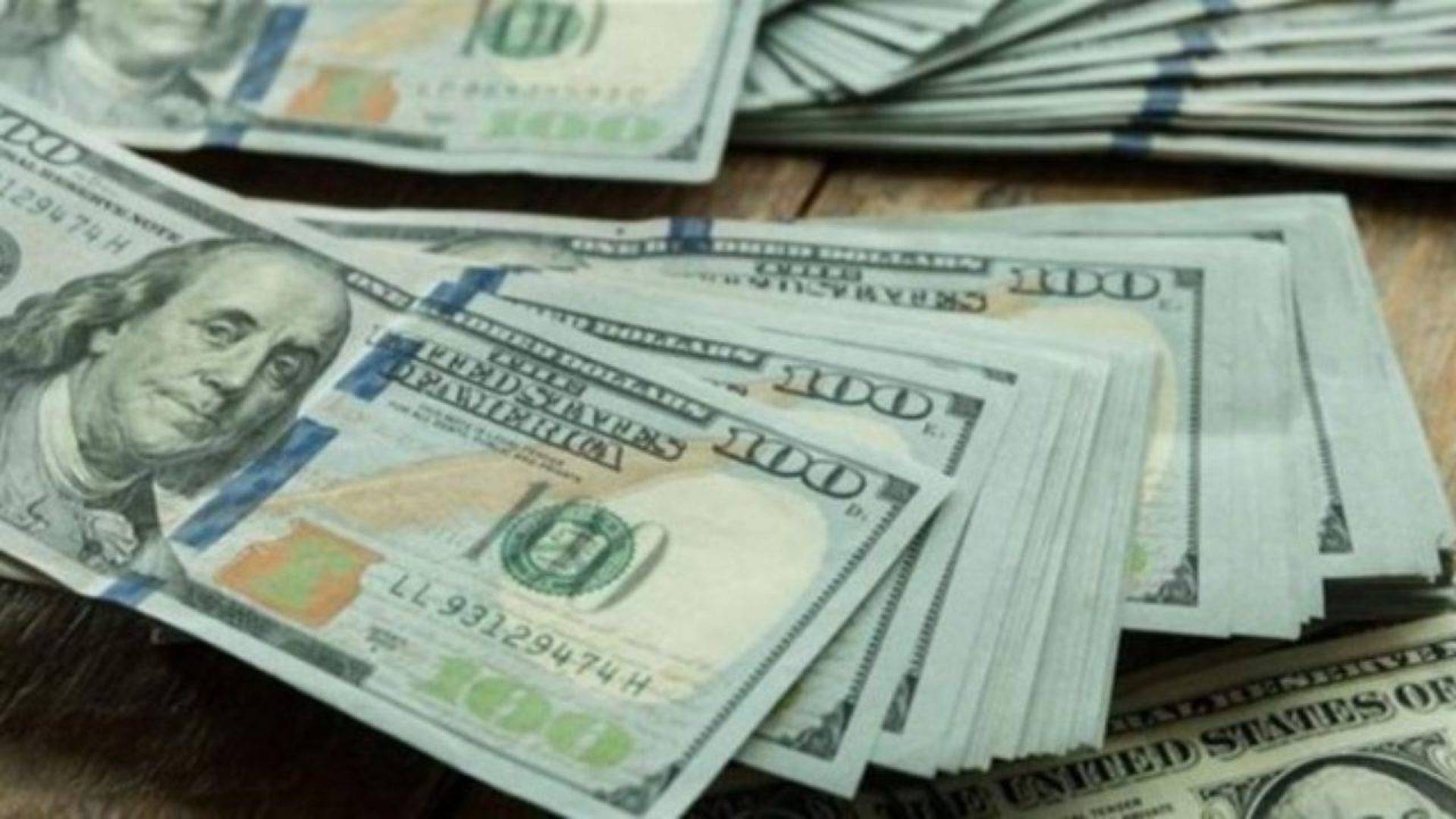 خبير اقتصادي يصف أسعار صرف الدولار في لبنان بالخدعة.. ويقول: لا تبيعوا دولاراتكم