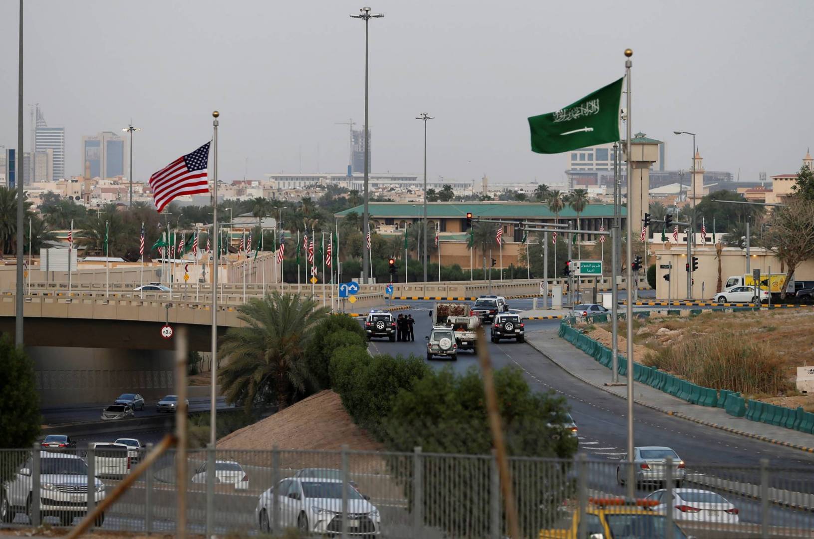 بعد هجمات القوات اليمنية.. السفارة الأمريكية بالسعودية تطلب من رعاياها توخي الحذر