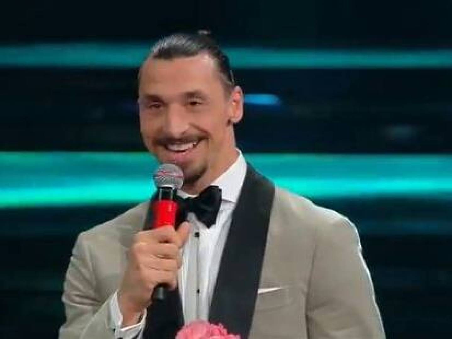 زلاتان ابراهيموفيتش يغني ويرقص في مهرجان سان ريمو