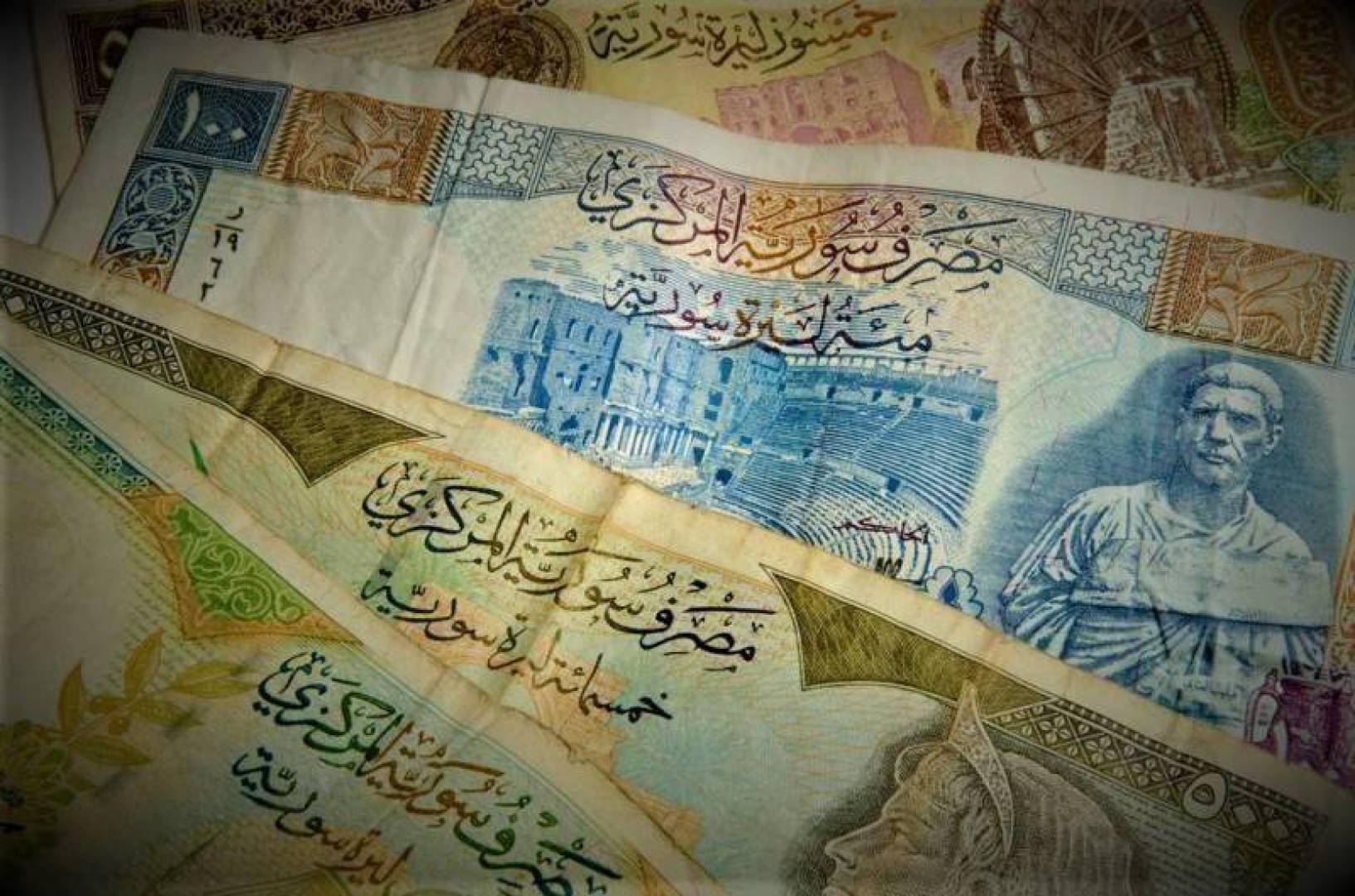 تراجع سعر الدولار في سوريا اليوم 08-03-2021 وتحسن طفيف في سعر الليرة