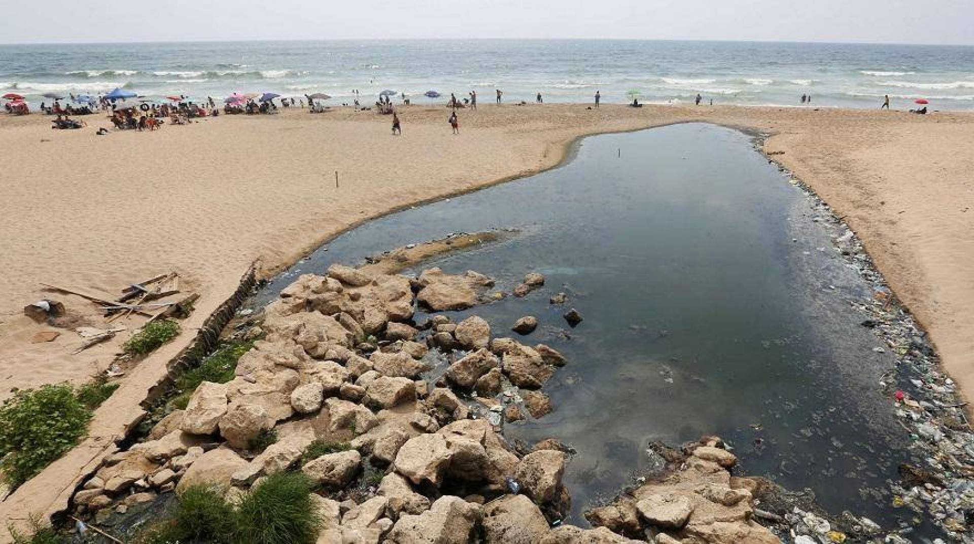 شواطئ لبنان تعاني من الإعتداء الإسرائيلي البيئي بتسرب بنحو 2 طن من القطران