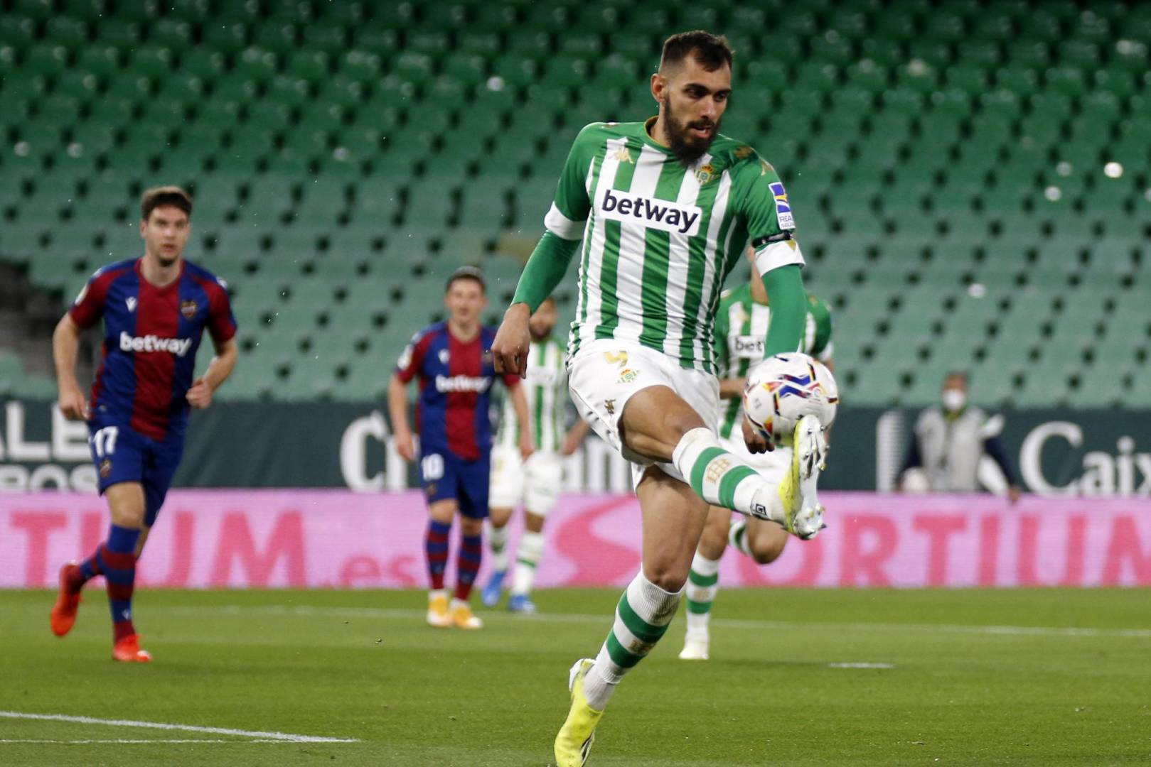 ريال بيتيس يحقق الفوز الثمين على ليفانتي في الدوري الإسباني الممتاز .. فيديو 