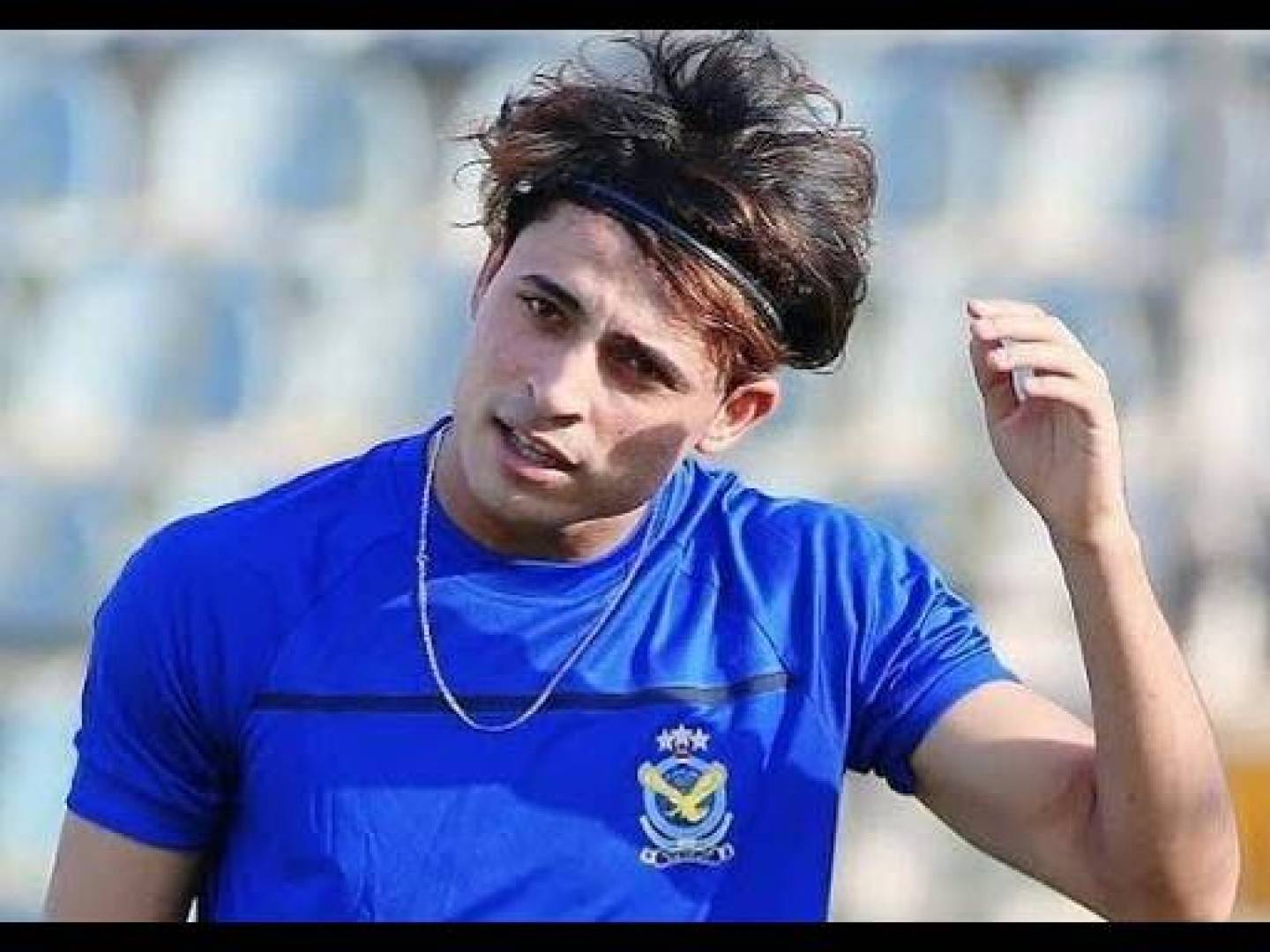 لاعب عراقي يحتفل بطريقة محرمه عند تسجيله هدفا .. فيديو 