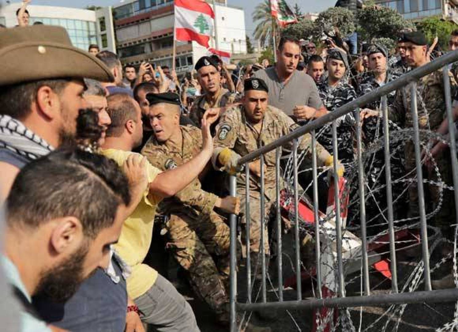 التيار الوطني الحر يرد على اتهام القوات اللبنانية بإغلاق الطرقات في لبنان