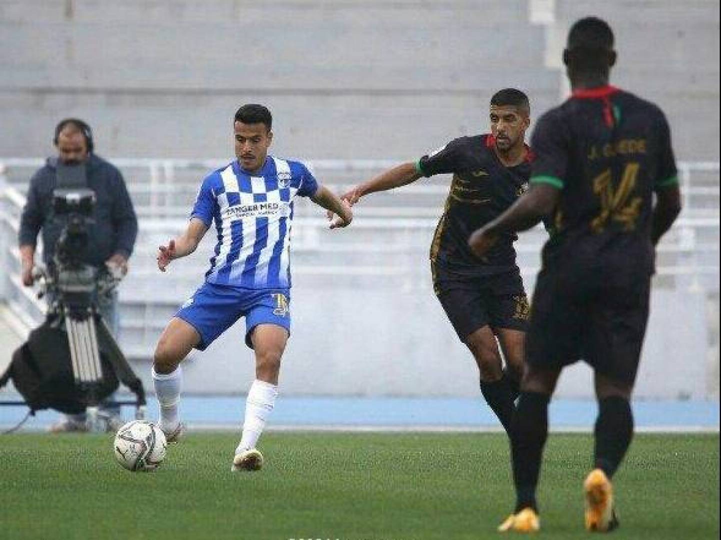 بالفيديو الجيش الملكي المغربي يفوز بصعوبة على اتحاد طنجة في الدوري المغربي للمحترفين 