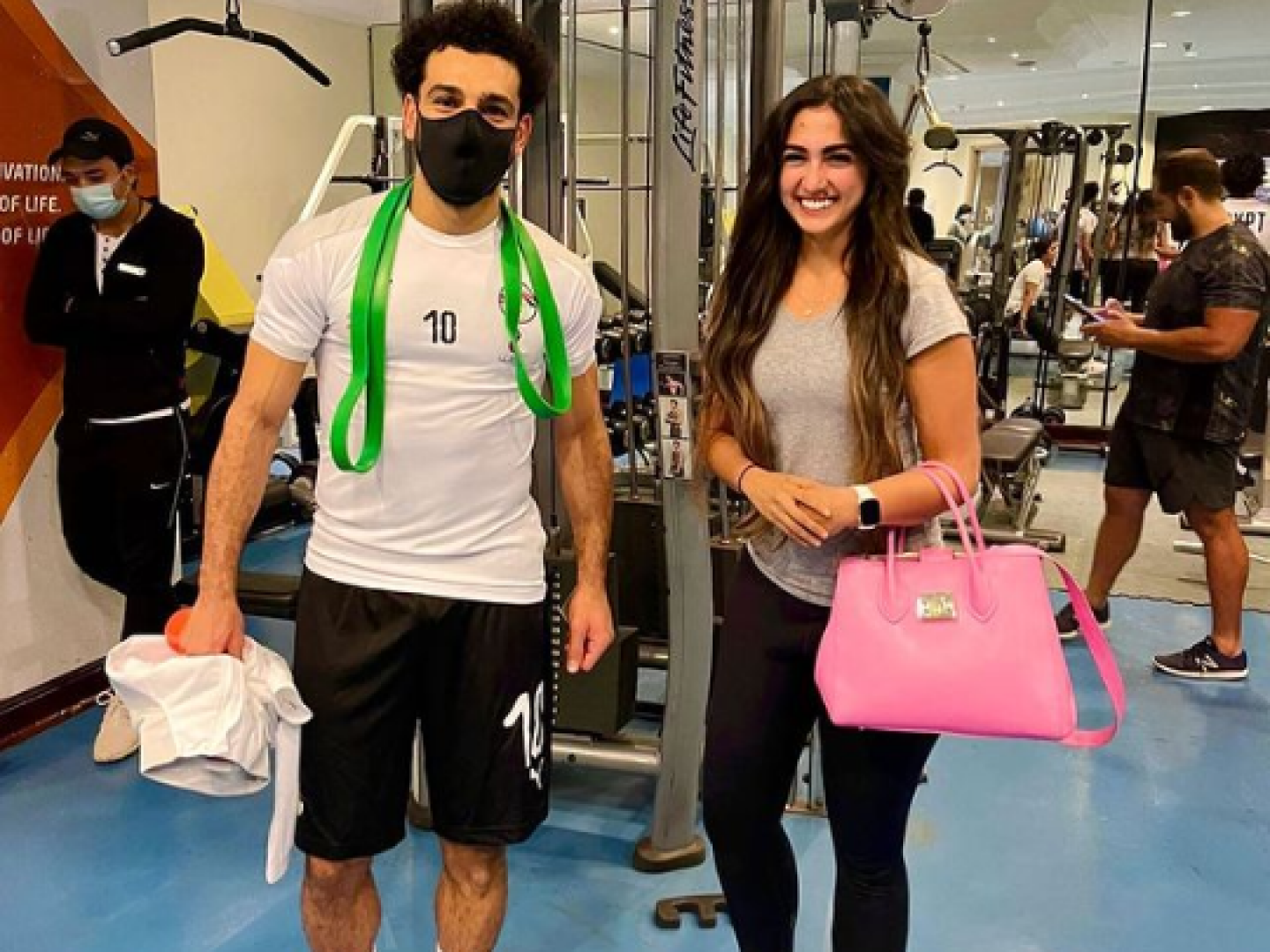 صورة محمد صلاح مع مغنية مصرية تثير جدلا واسعا