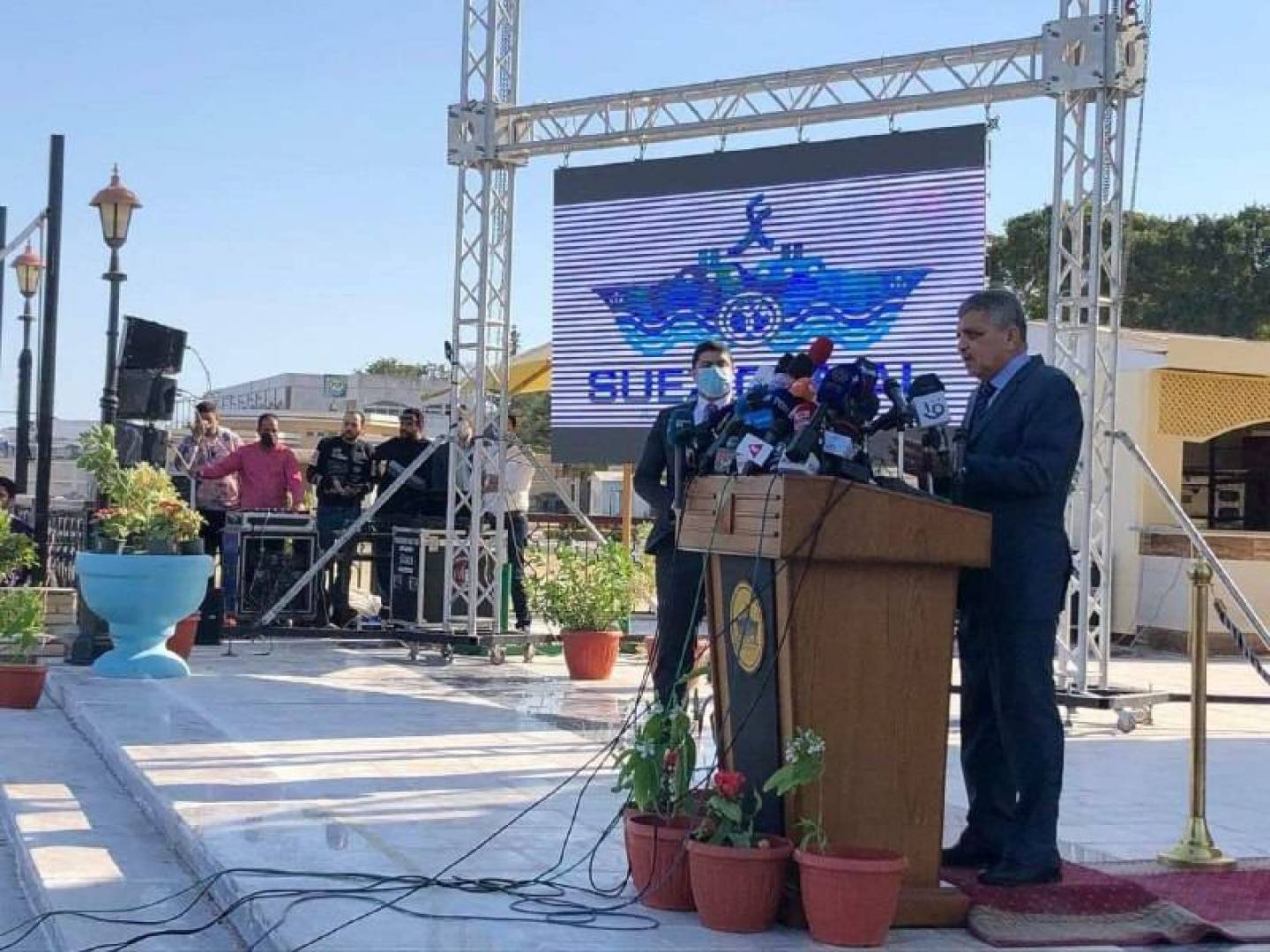 مدير هيئة قناة السويس لا يستبعد وجود خطأ بشري أدى إلى جنوح السفينة