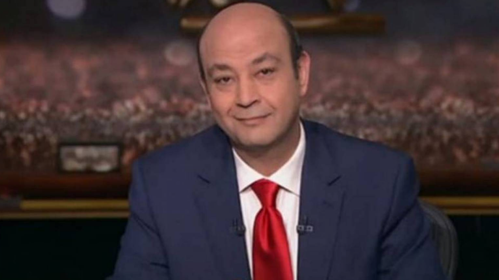 عمرو أديب يتصدر عقب بيع سيارته المتضررة في مزاد علني