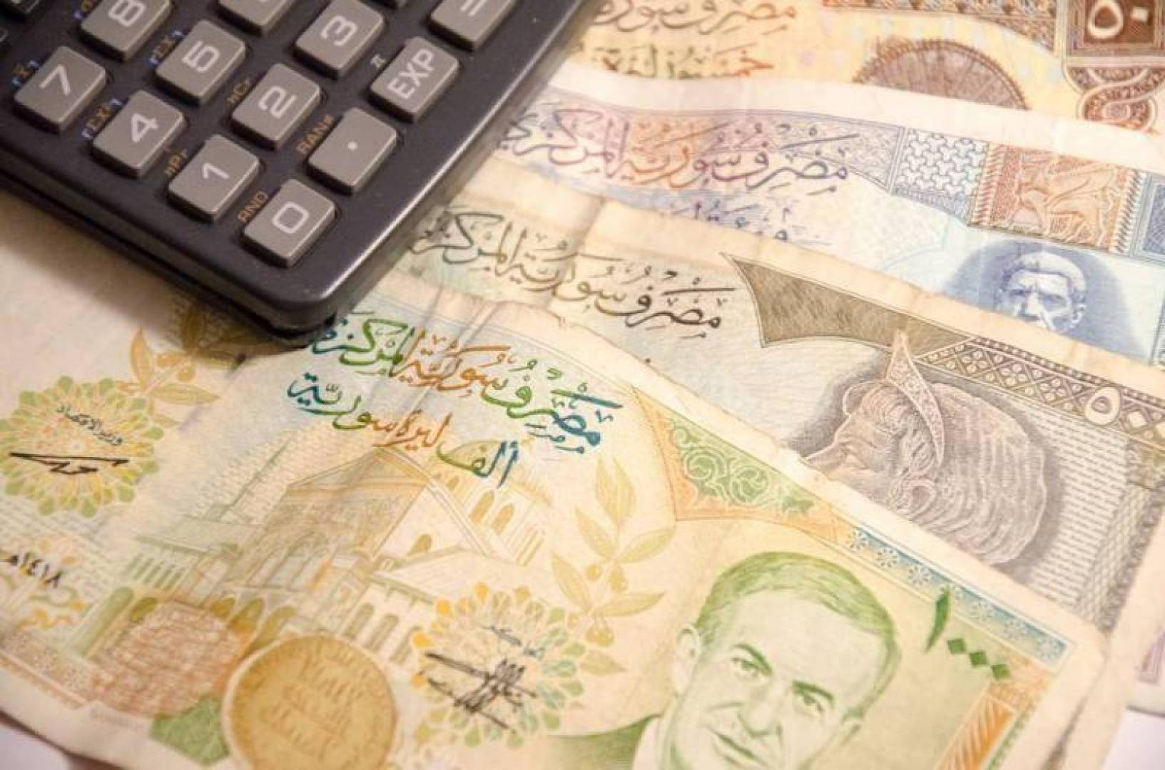 انخفاض كبير سجله سعر صرف الدولار في سوريا مساء اليوم 18 نيسان