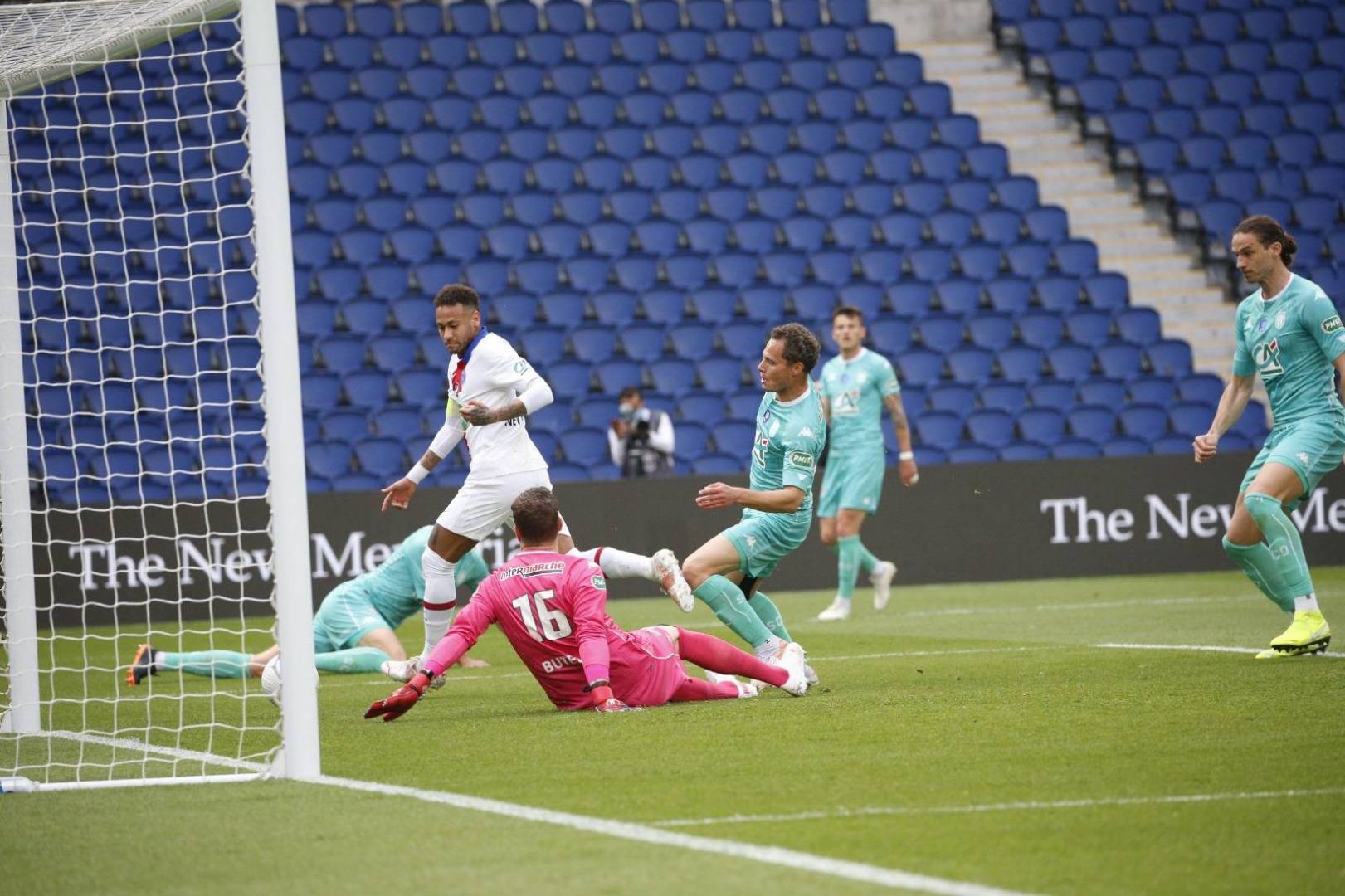 باريس سان جيرمان يسحق إنجيه في ربع نهائي كأس فرنسا  .. فيديو 