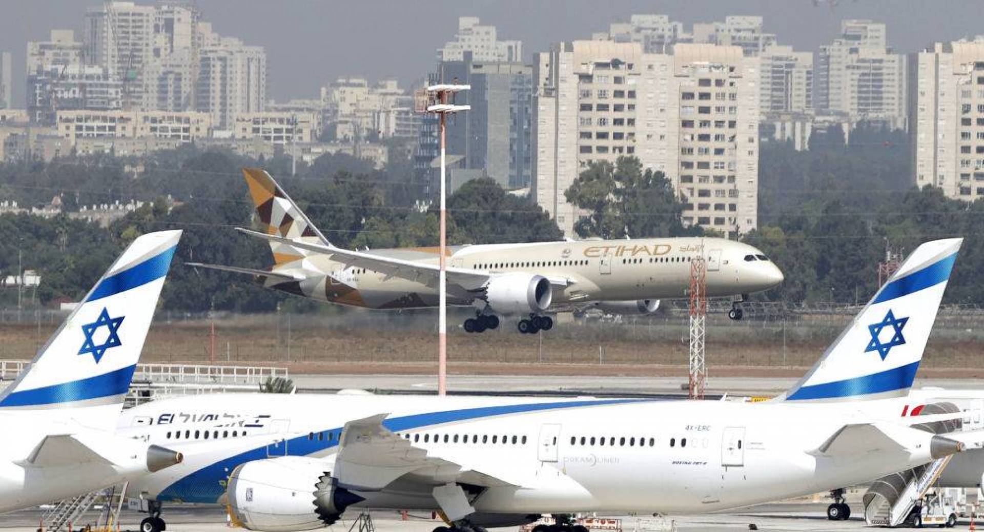 أضرار مادية بحريق كبير قرب مطار بن غوريون في تل أبيب