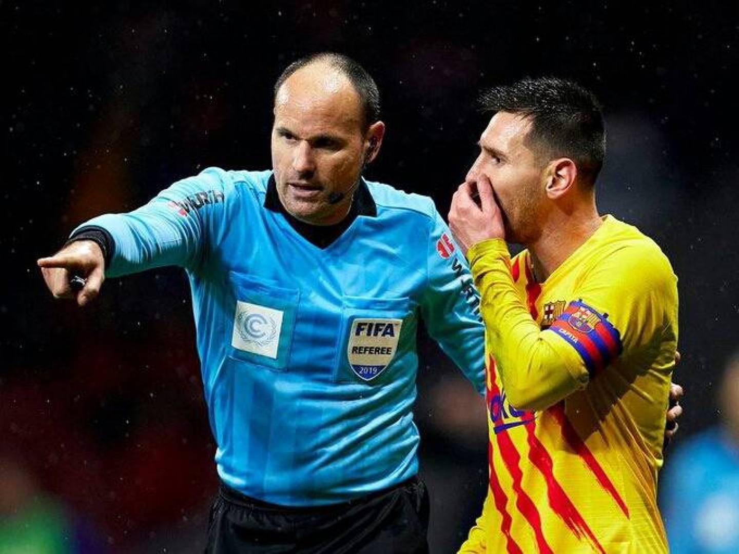 تعيين الحكم لاهوز لقيادة قمة الدوري الإسباني بين برشلونة وضيفه أتلتيكو مدريد 