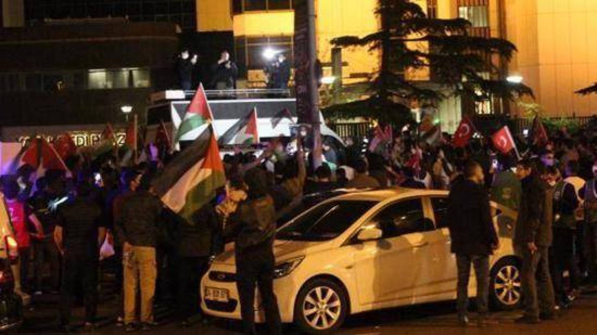 مئات المتظاهرين أمام القنصلية الإسرائيلية في اسطنبول احتجاجا على التصعيد في القدس
