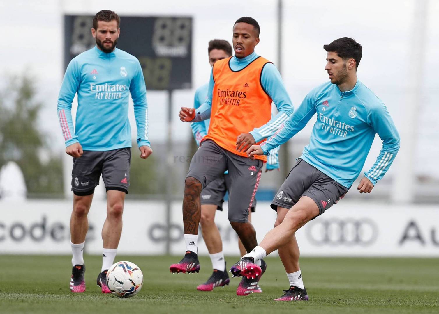 زين الدين زيدان يعلن قائمة ريال مدريد لمواجهة ريال بيتيس غدا