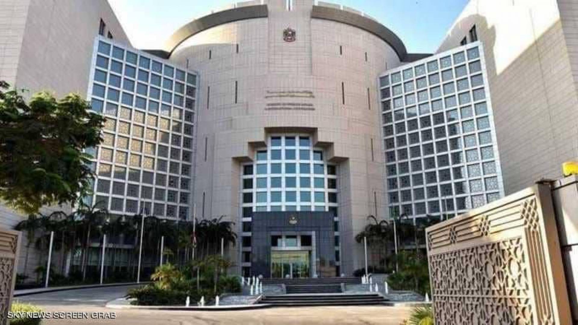 الإمارات تستدعي السفير اللبناني لديها وتسلمه مذكرة احتجاج تستنكر فيها تصريحات لوزير الخارجية اللبناني ضد السعودية ودول الخليج 