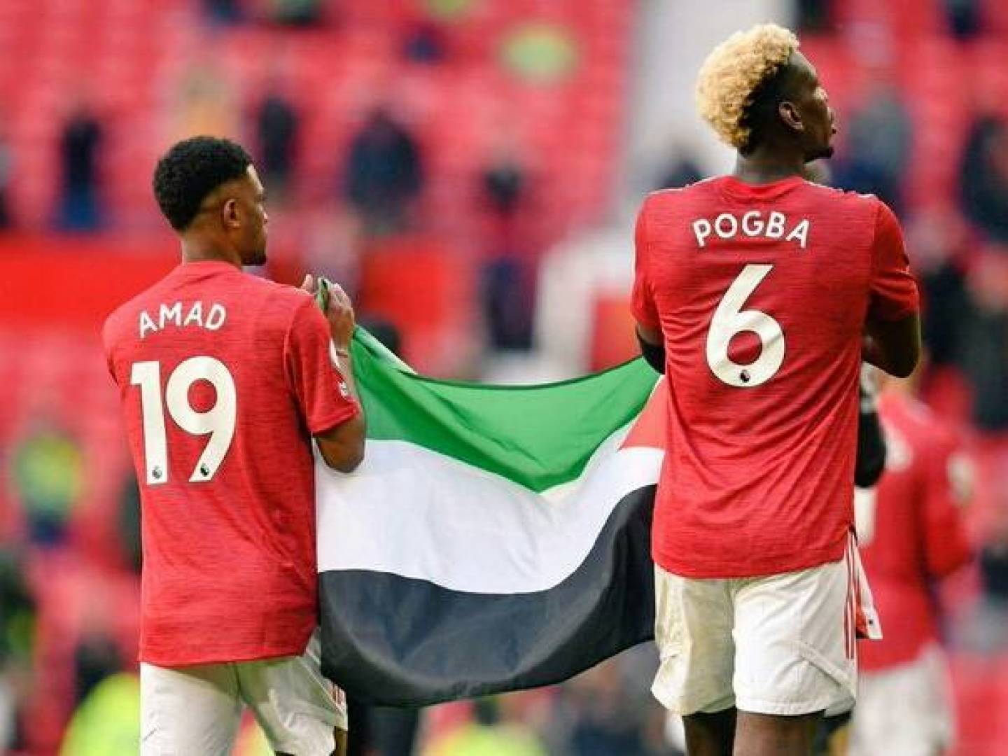 علم فلسطين يجوب استاد أولد ترافورد خلال مباراة مانشستر يونايتد وفولهام في الدوري الإنجليزي .. فيديو 
