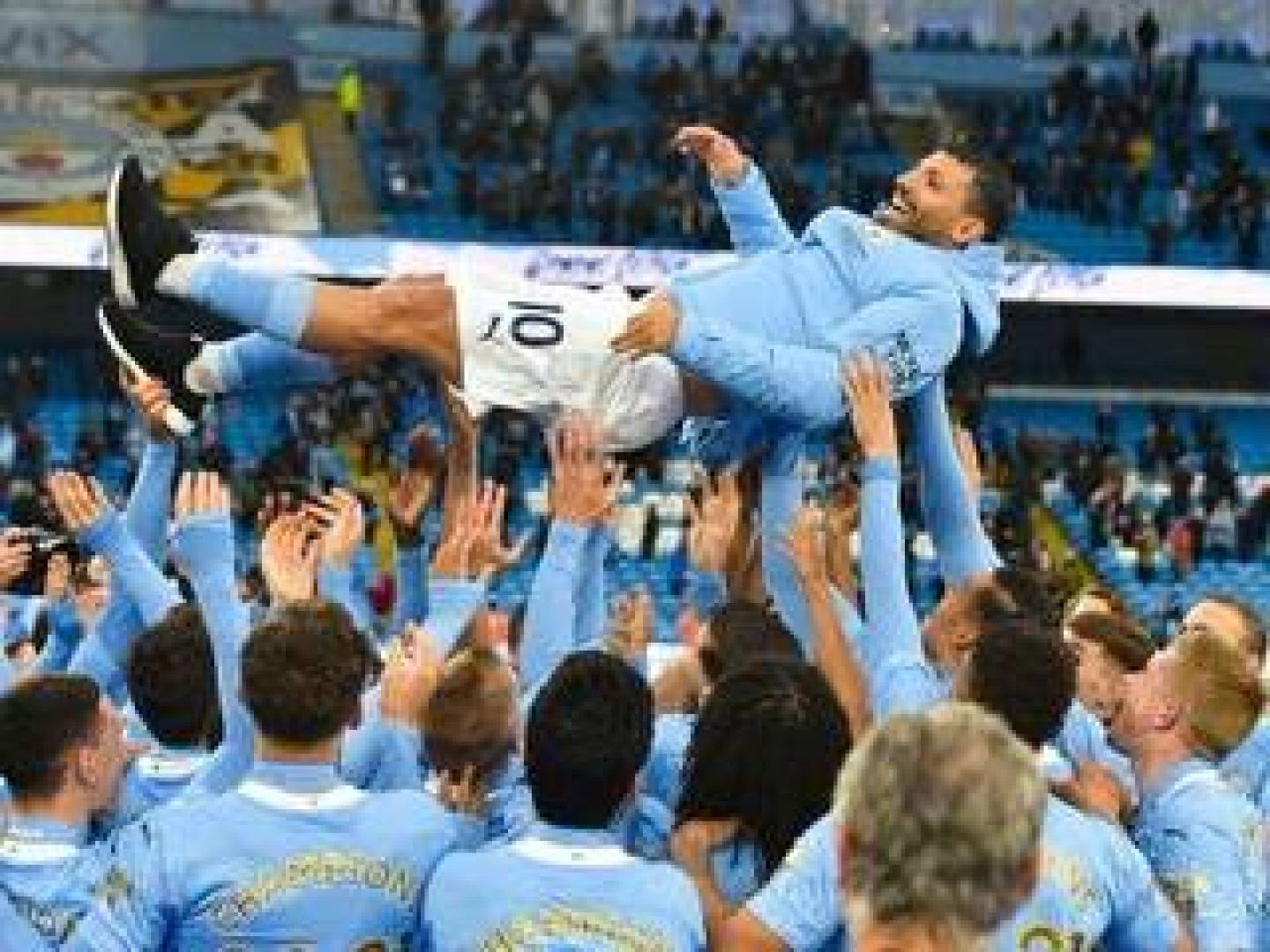 سيرجيو أجويرو لجمهور مانشستر سيتي 