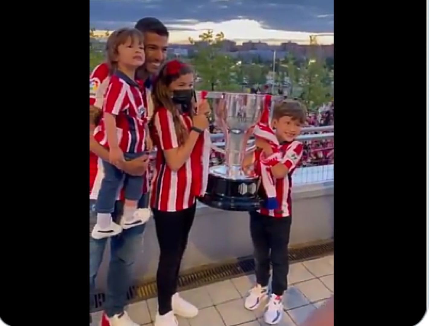 لويس سواريز برفقة زوجته وأولاده محتفلا بكأس بطولة الدوري الإسباني الممتاز..فيديو