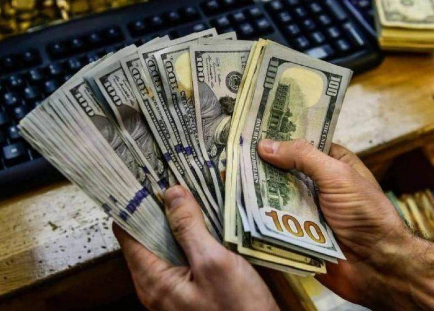 سعر صرف الدولار في العراق مساء اليوم 31 أيار.. سعر السوق السوداء