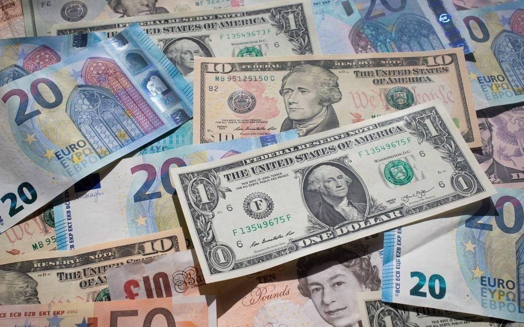 3 currencies. Иностранная валюта. Купюры евро и доллара. Доллар евро фунт. Валюта в современном мире.