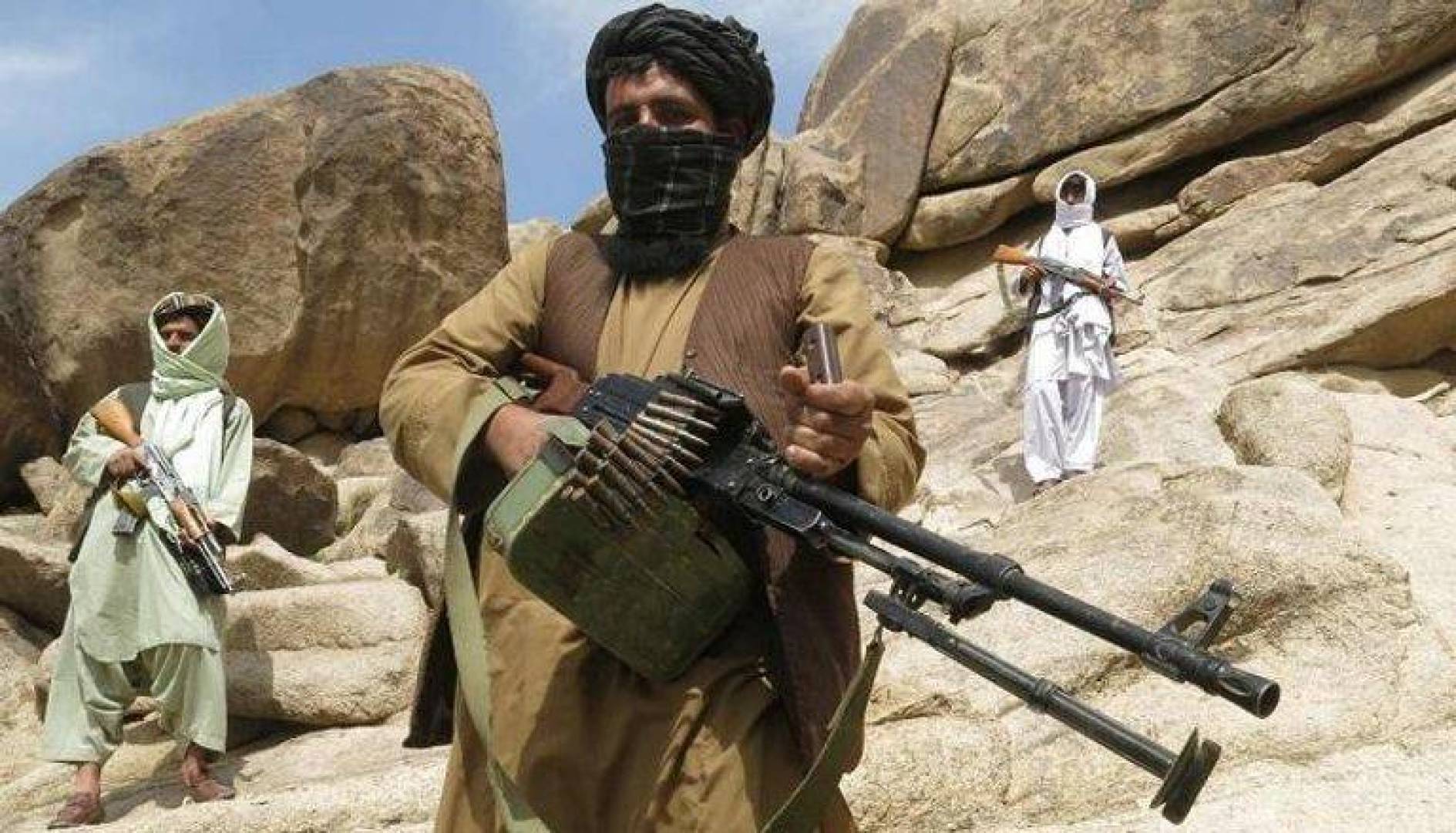 فرار عدد كبير من أفراد القوات الحكومية الأفغانية إلى طاجيكستان هرباً من طالبان