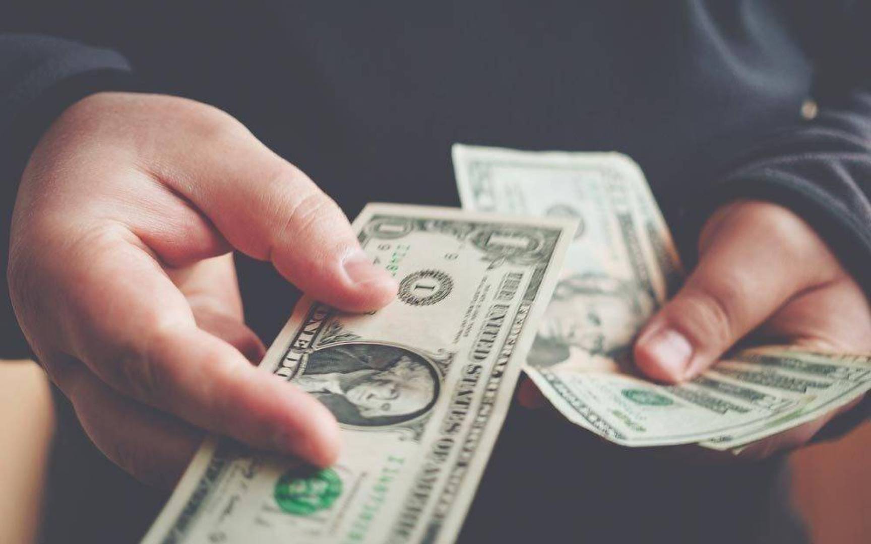 تراجع سعر الدولار في لبنان اليوم 06 تموز .. مقابل سعر الليرة في السوق السوداء