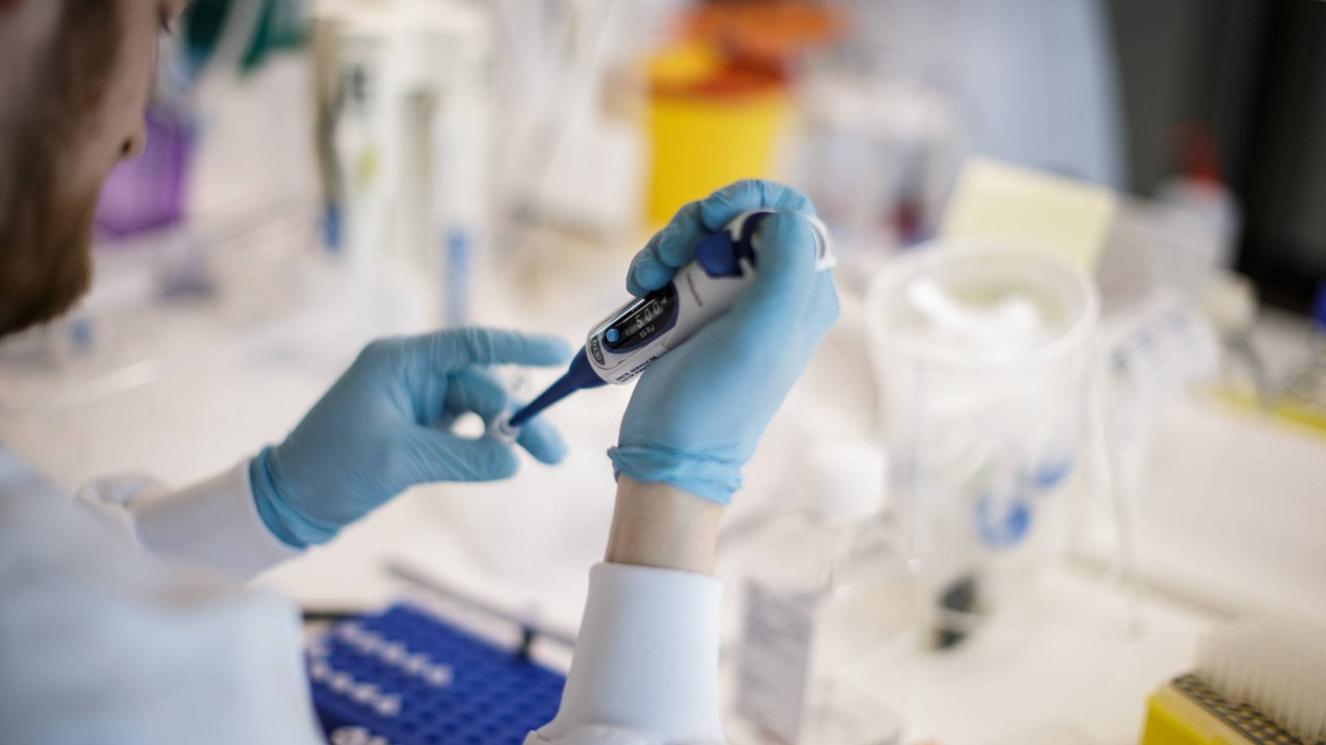 صحيفة صينية تشتبه بأن فيروسات خطرة تسربت من مختبر أمريكي قبل ظهور كورونا في الصين