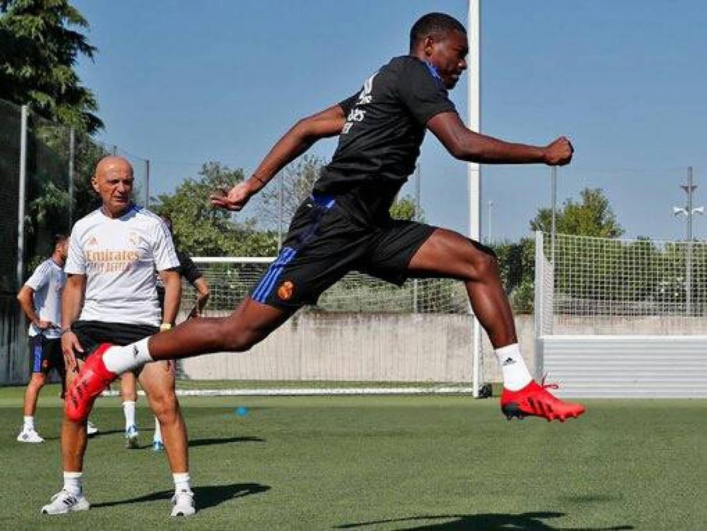 ريال مدريد الإسباني يعلن إصابة المدافع النمساوي دافيد ألابا بفيروس كورونا المستجد 