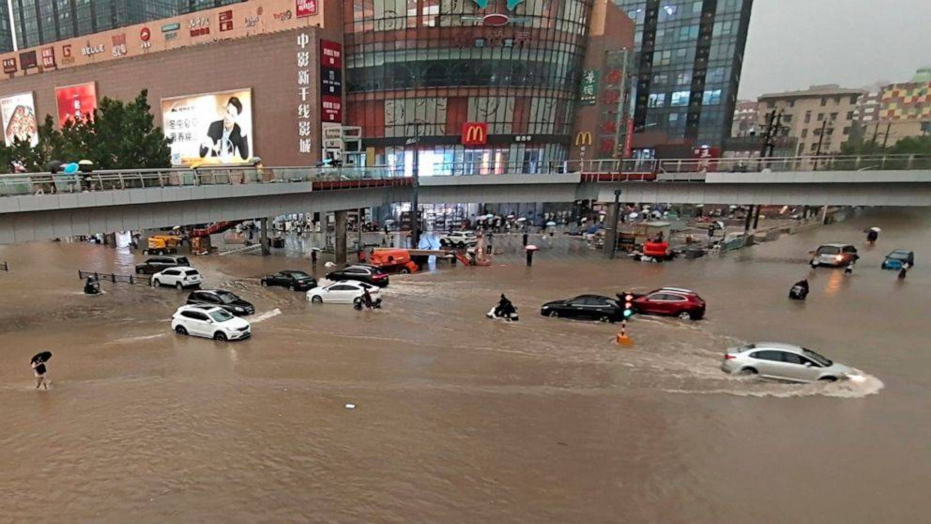 الرئيس الصيني يحذر من خطورة الفيضانات وسط الصين ويعلن دخولها مرحلة دقيقة