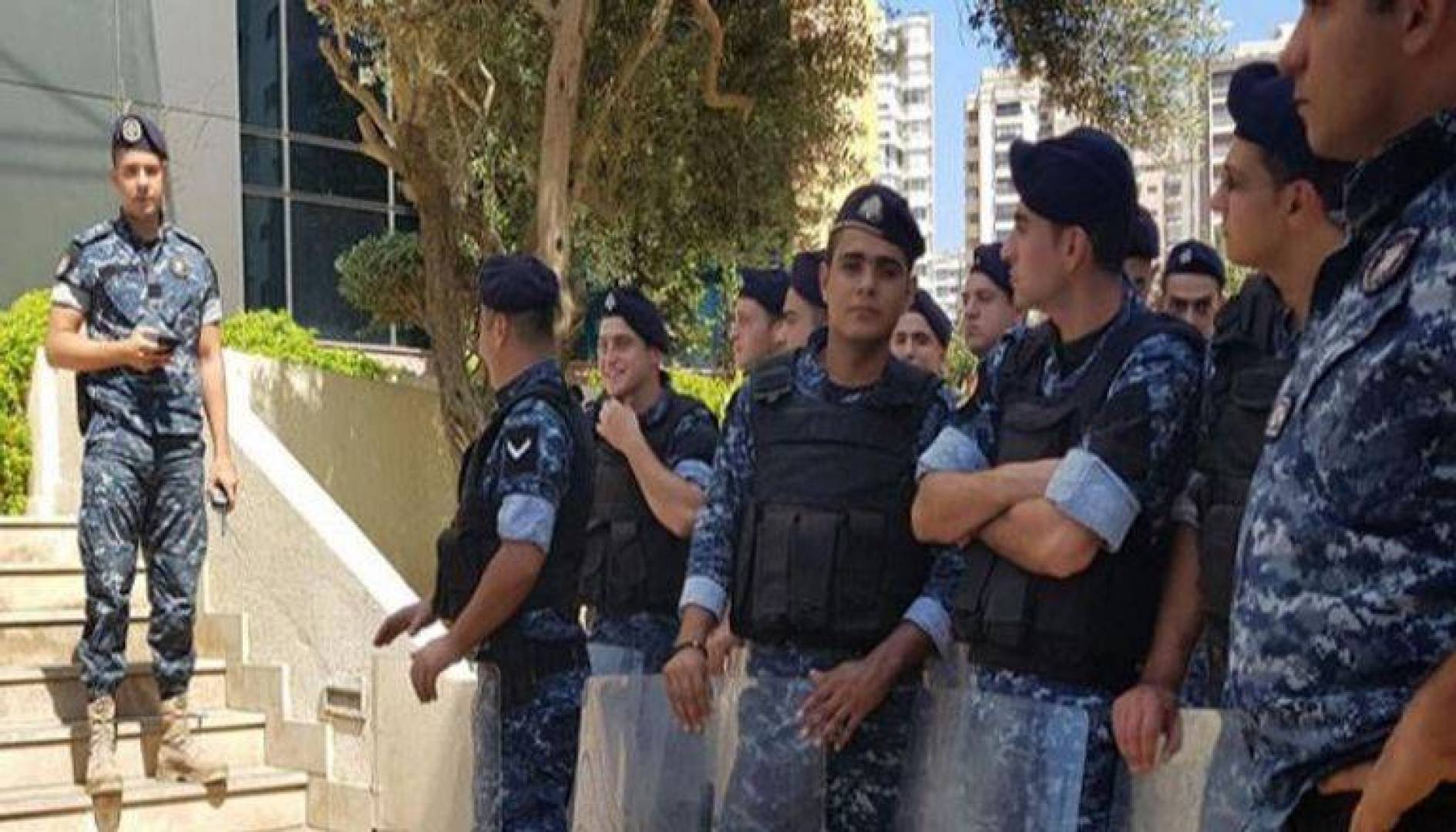 حلول جزئية لدعم صمود العسكريين وسط ارتفاع أعداد الفارين