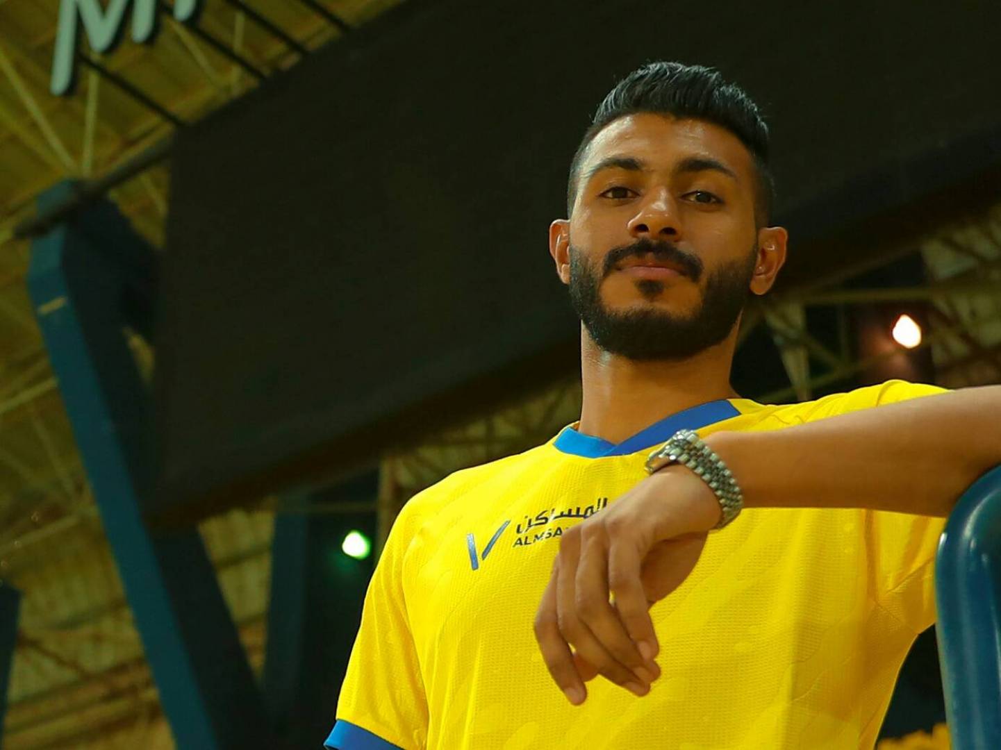 المدافع السعودي محمد آل فتيل رسميا من نادي الأهلي السعودي إلى نادي النصر السعودي  .. صور