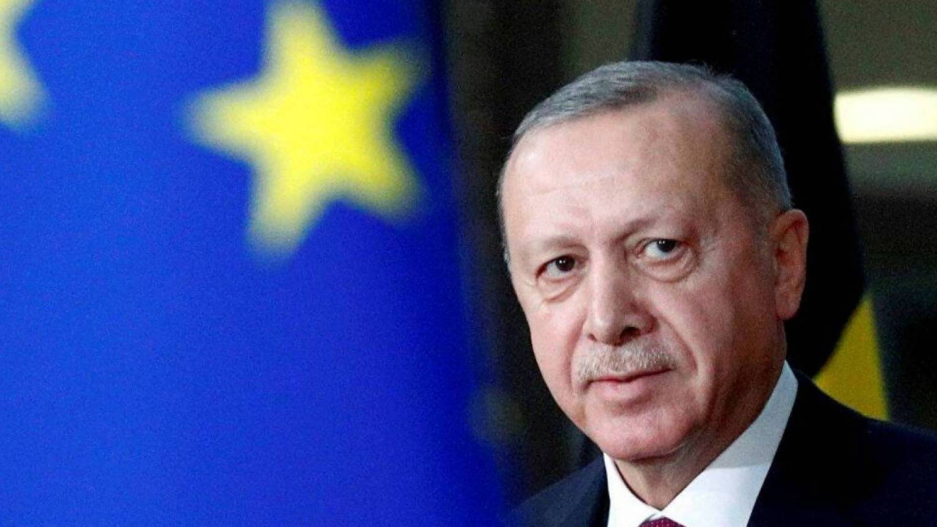 الرئيس التركي رجب طيب أردوغان يغفو أثناء رسالة العيد