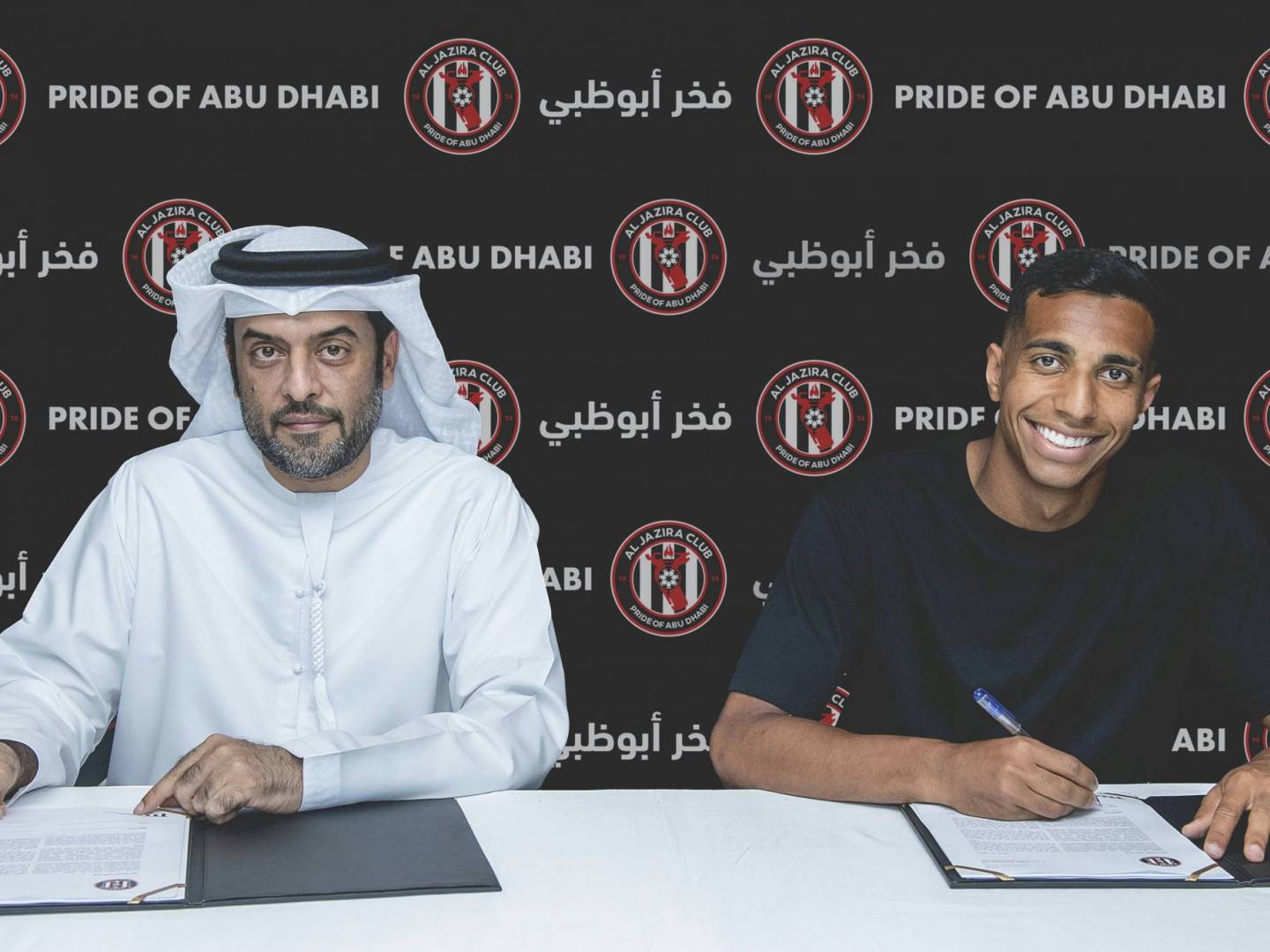 الجناح البرازيلي جواو فيكتور رسميا من فولفسبورج الألماني إلى الجزيرة الإماراتي 