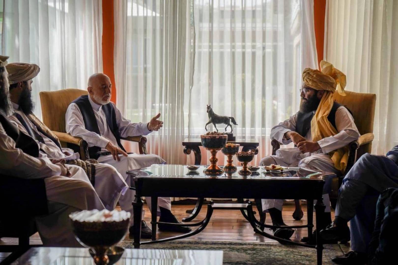 اجتماع بين مسؤول كبير في طالبان مع حامد كرزاي ورئيس مجلس المصالحة عبد الله