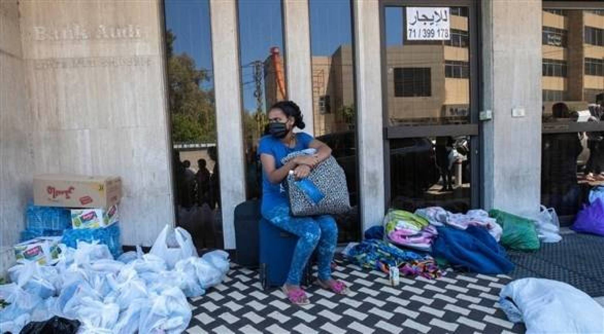 عاملة منزلية تنتظر المساعدات بعد أن تم التخلي عنها 