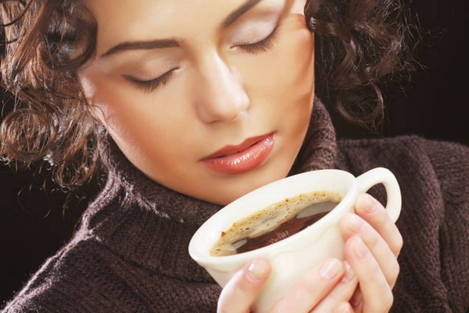 Фото с кофе. Женщина с чашкой кофе. Девушка пьет кофе. Женщина с чашкой чая. Девушка с чашечкой чая.