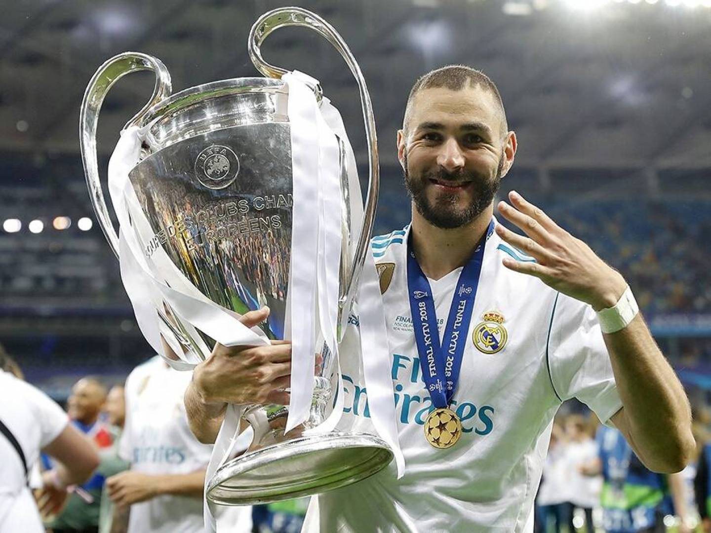 نادي ريال مدريد الإسباني يجدد رسميا عقد مهاجمه الفرنسي كريم بنزيما 