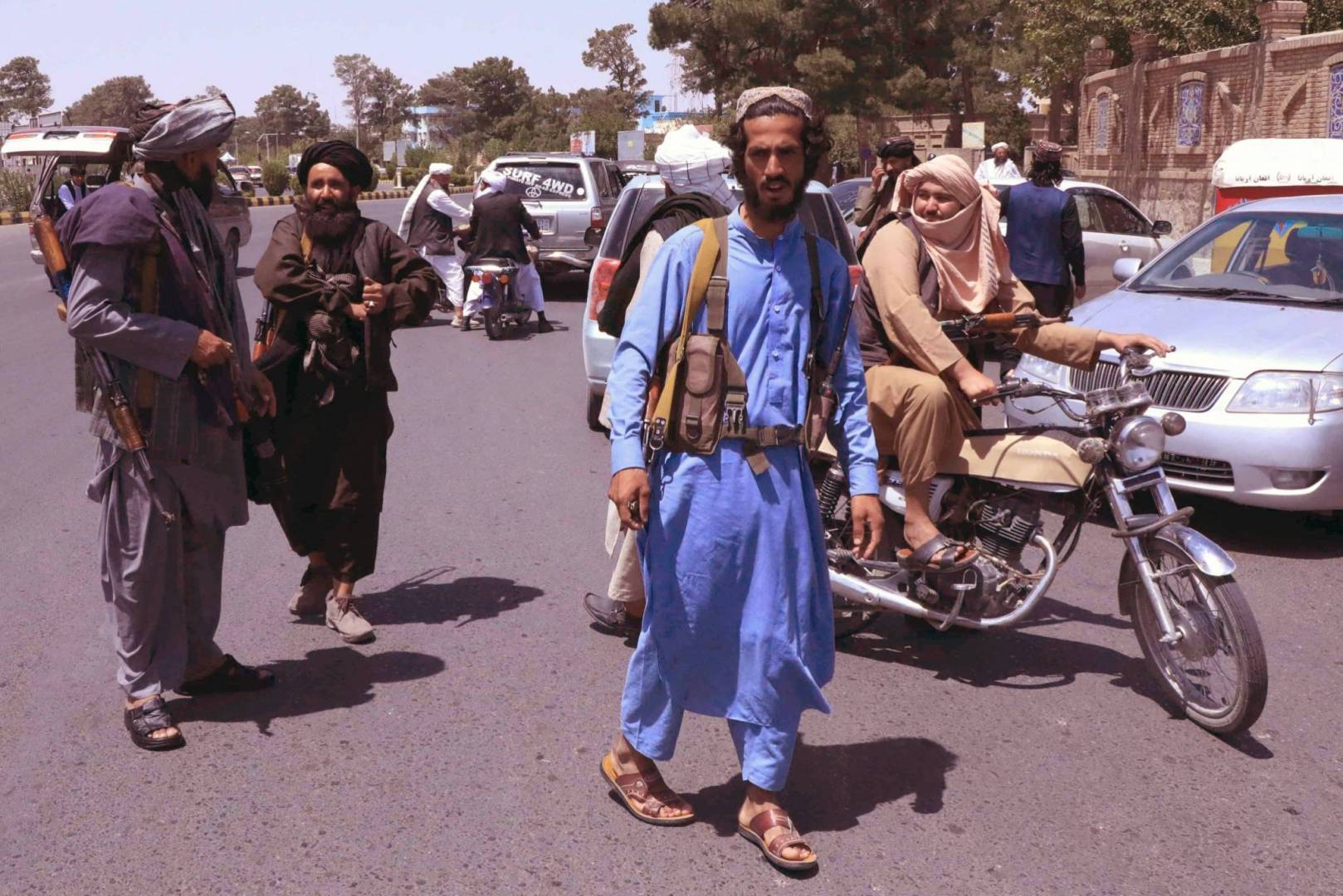 فرار العشرات من القوات الأفغانية إلى أوزبكستان وجلال آباد تسقط دون قتال