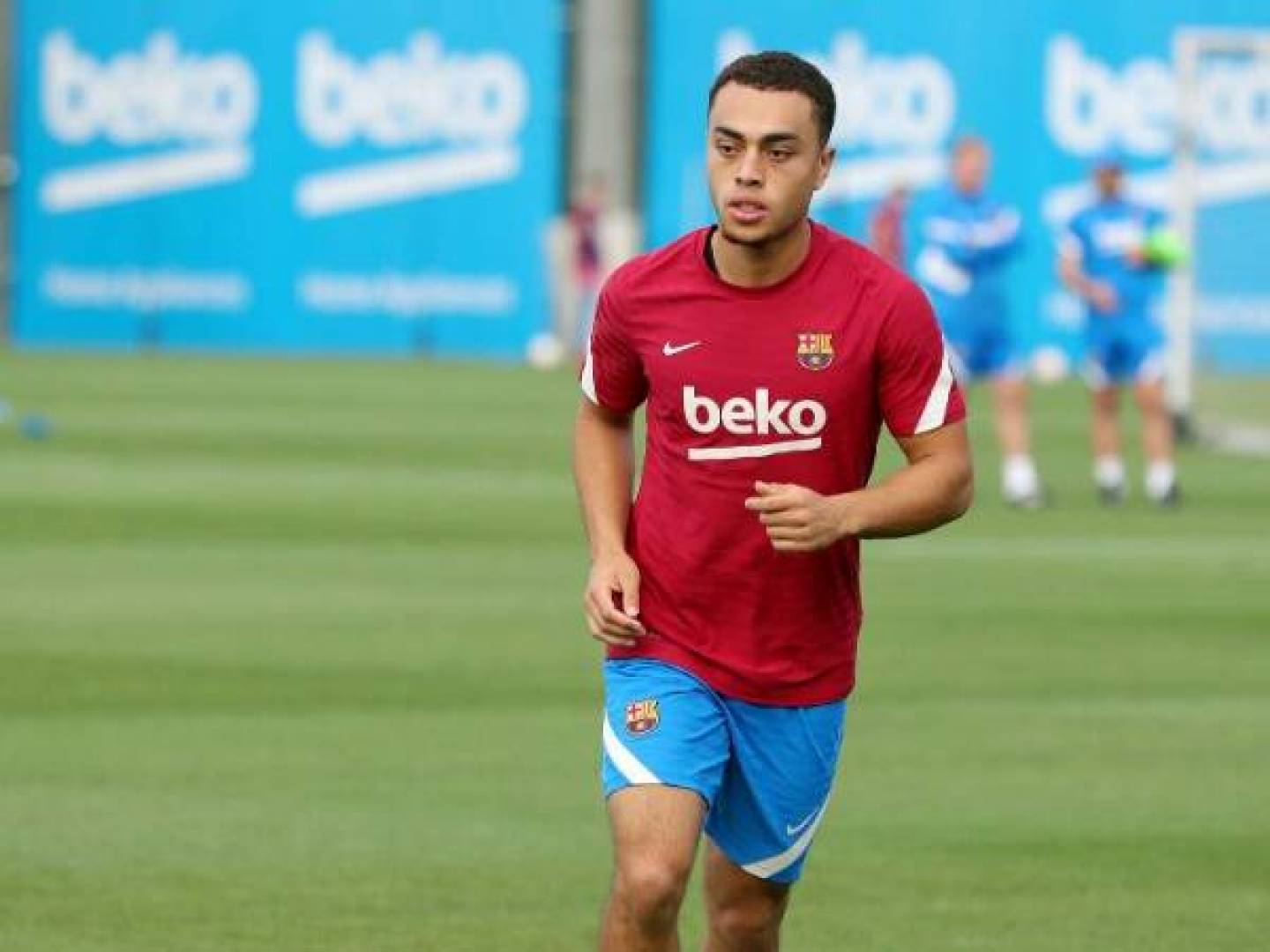 نادي برشلونة الإسباني يعلن إصابة ظهيره الأيمن سيرجينو ديست بالتواء في الكاحل