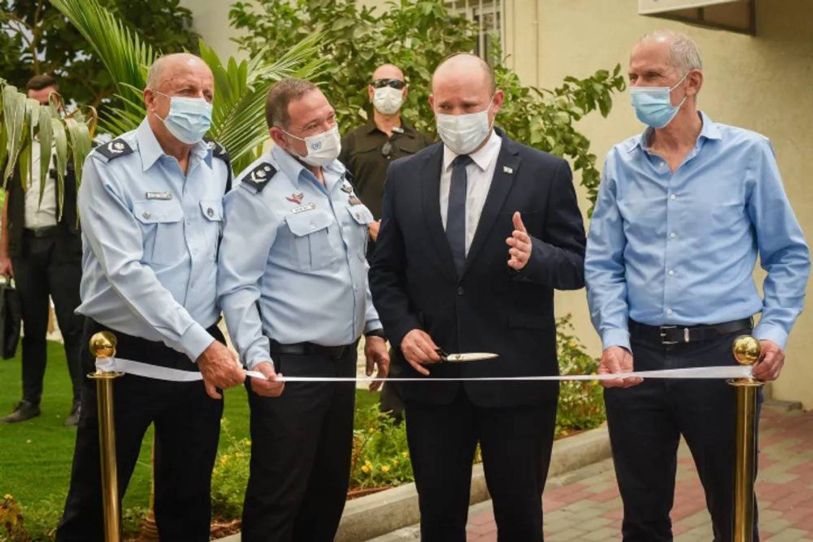 رئيس الوزراء الإسرائيلي نفتالي بينيت، ووزير الأمن العام عمر بارليف، وقائد الشرطة كوبي شبتاي خلال افتتاح مركز شرطة جديد في مدينة كريات آتا 