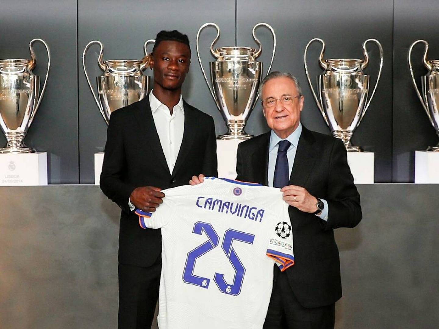 بالصور والفيديو ريال مدريد الإسباني يقدم نجمه الفرنسي الجديد كامافينجا 