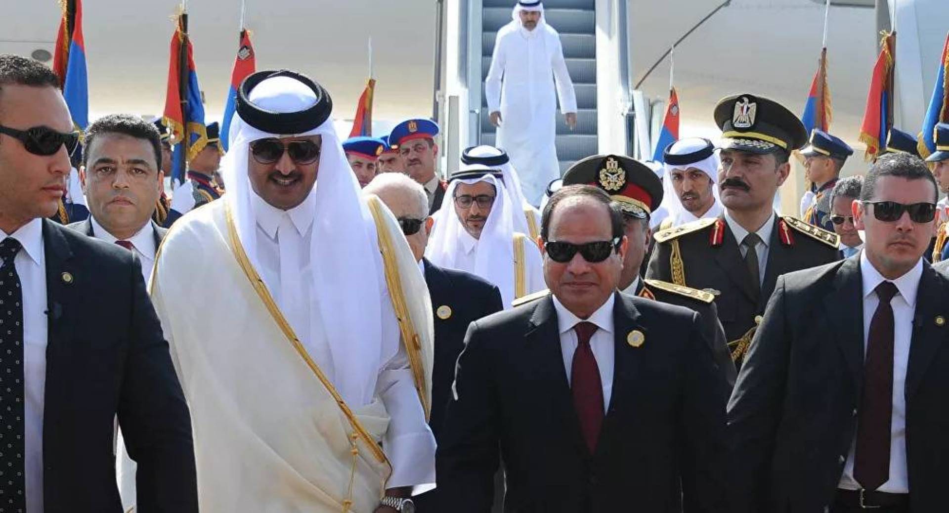 الرئيس المصري وأمير قطر قبيل انعقاد مؤتمر بغداد للتعاون والشراكة
