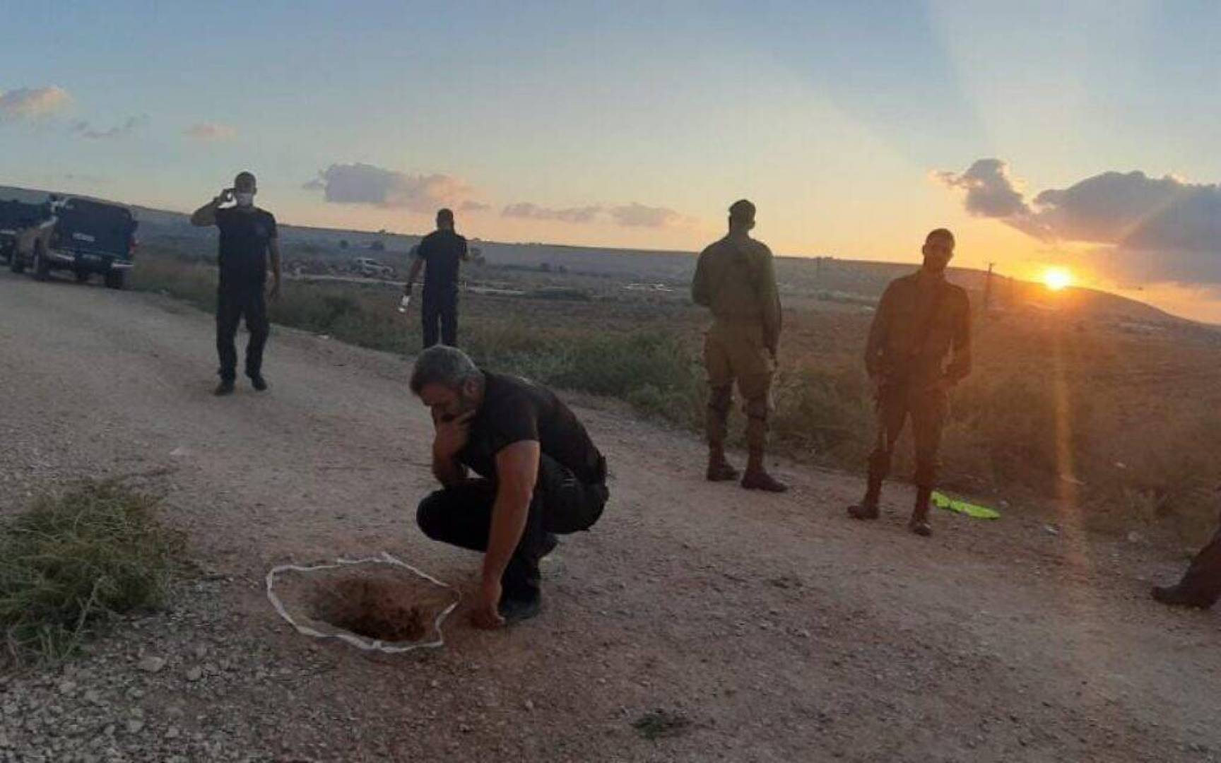 محققون يتفحصون الحفرة التي فرّ منها الأسرى الستة