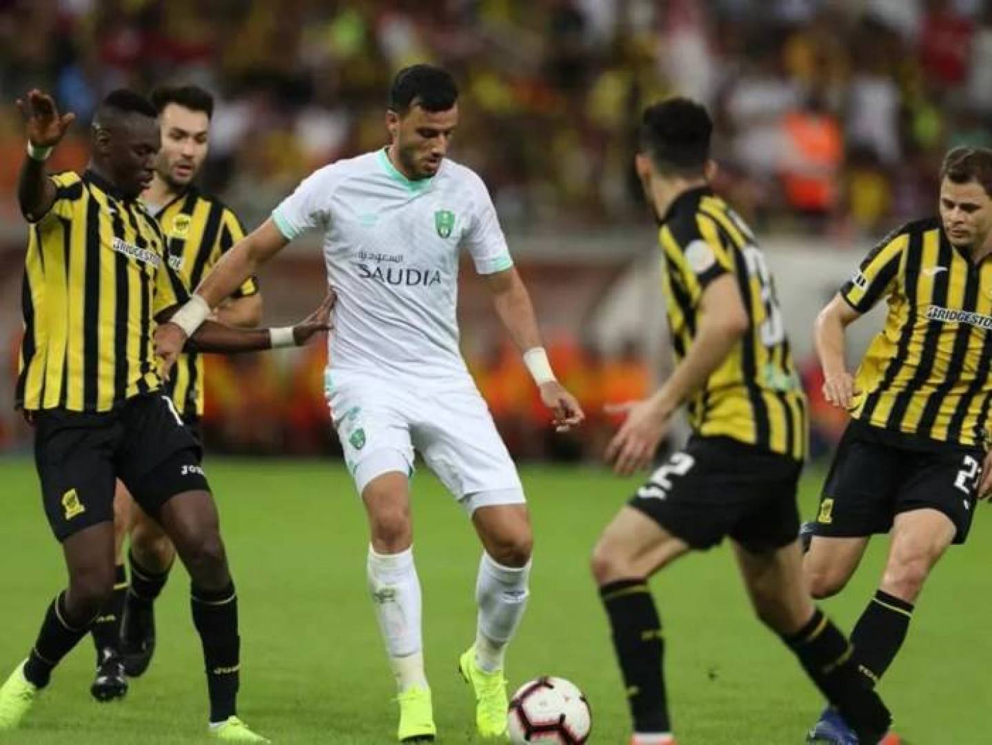 القنوات الناقلة لديربي جدة بين الاتحاد والأهلي في الدوري السعودي للمحترفين اليوم 