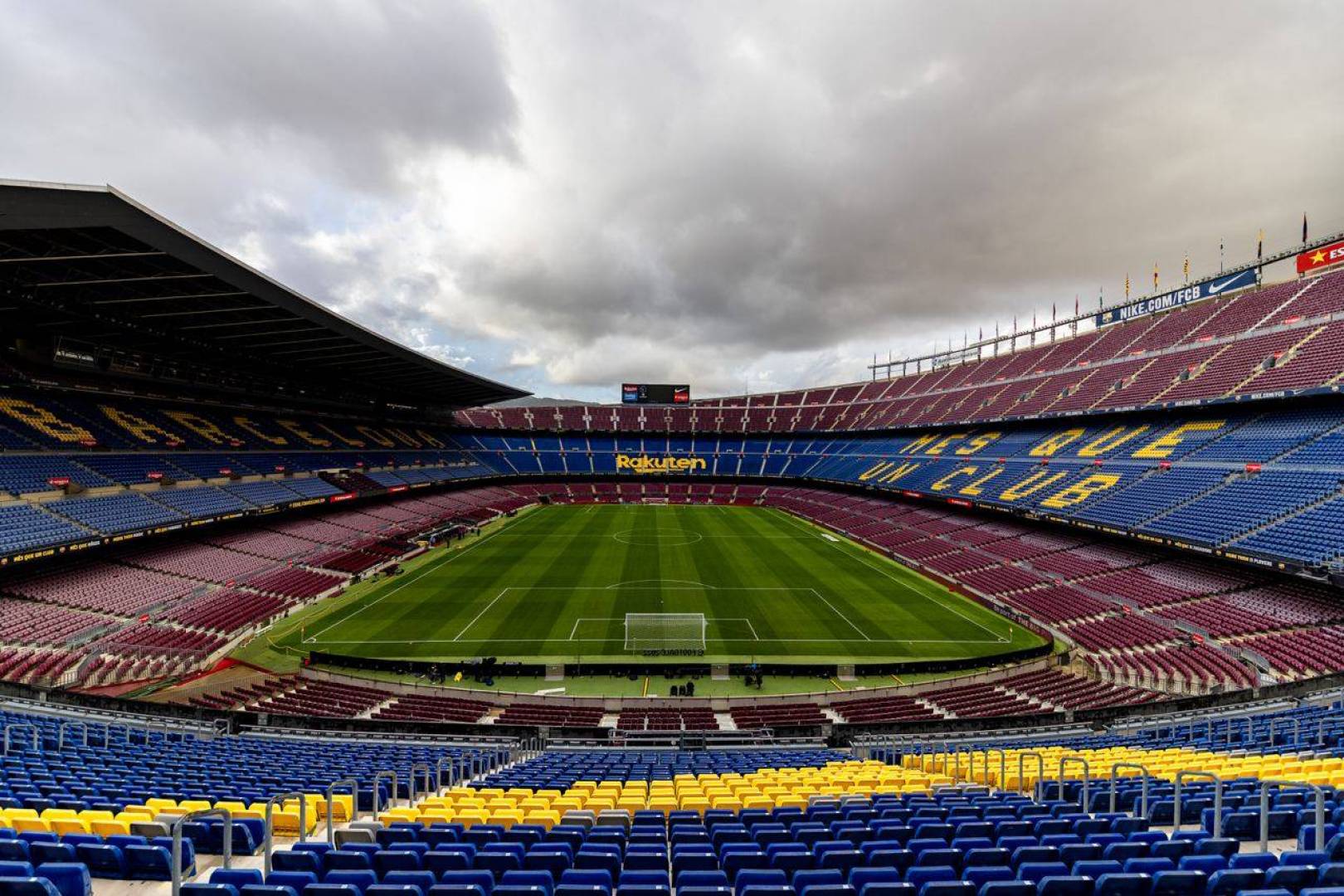 نادي برشلونة الإسباني يحتفل بمرور 64 عام على إنشاء ملعبه الكامب نو