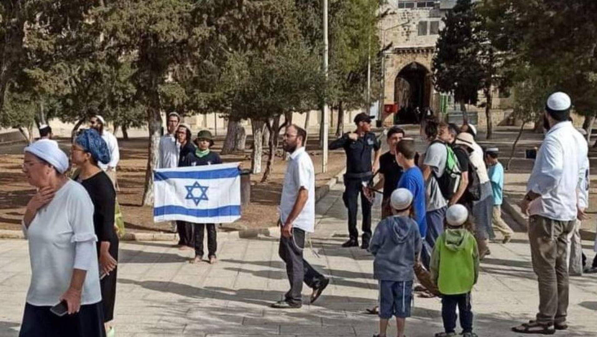 رفع العلم الإسرائيلي في باحات المسجد الأقصى