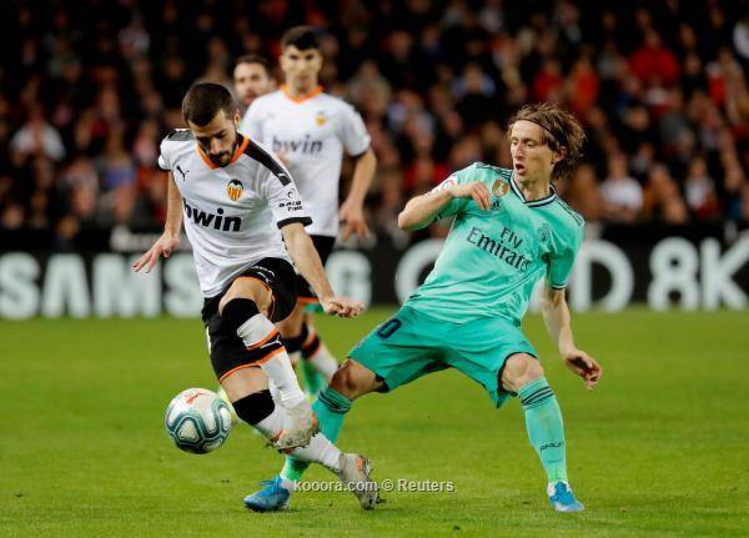 القنوات الناقلة للقمة الكروية الإسبانية بين ريال مدريد وفالنسيا في الدوري الإسباني الممتاز لكرة القدم اليوم